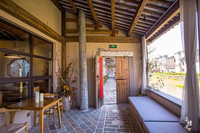 黄山黟县有一家民宿,环境优美,前身是酿酒厂,让人陶醉其间