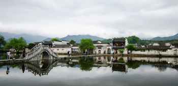 宏村2日1晚跟团游·【热销·古镇】纯玩无购物 深度游 宿宏村景区内客栈 充足自由活动时间 可选B线含价值180元《宏村阿菊秀》演出门票